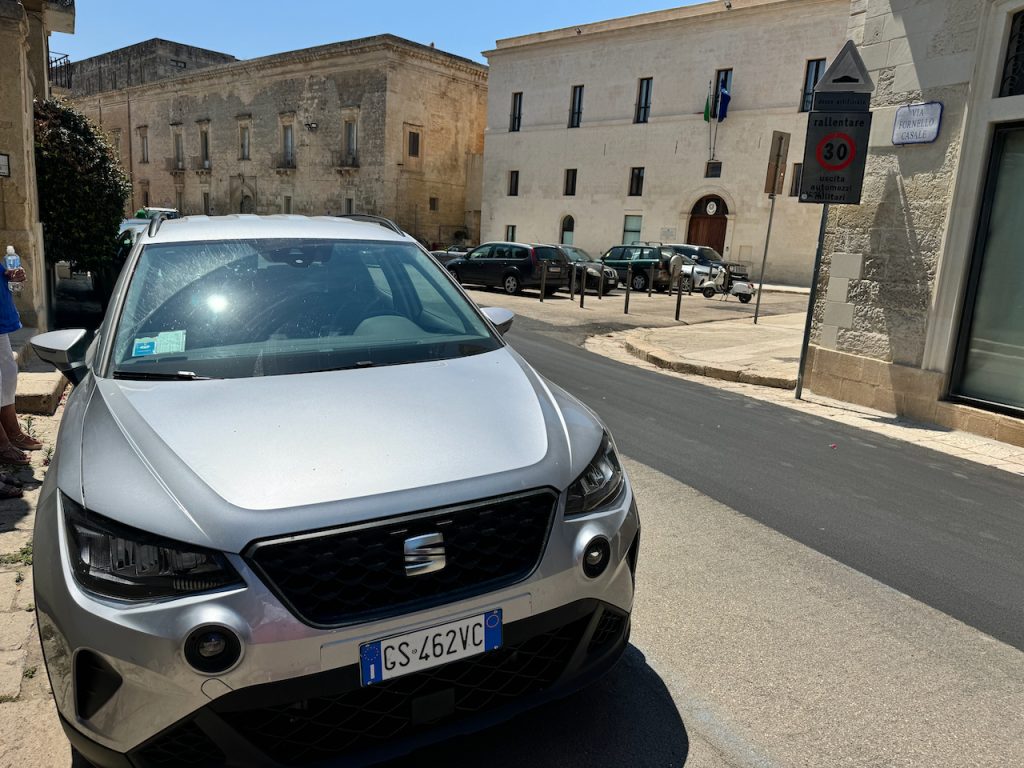 Parking in Puglia - take a photo of the number 